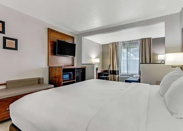 Hotel Comfort Near I-80 And I-94 4*