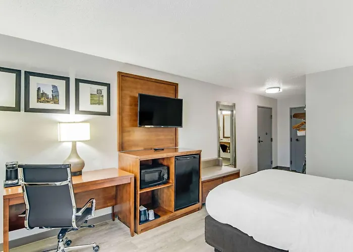 Comfort Near I-80 And I-94 Hotel 4*